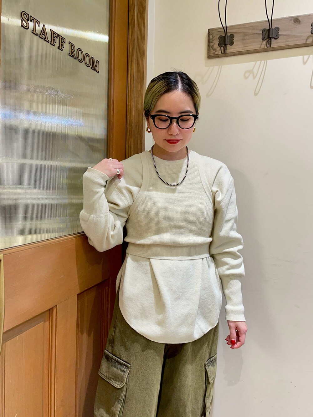 ホワイト系のニット/セーター、グリーン系のデニムパンツを着用したレディースの冬コーディネートの3枚目の写真