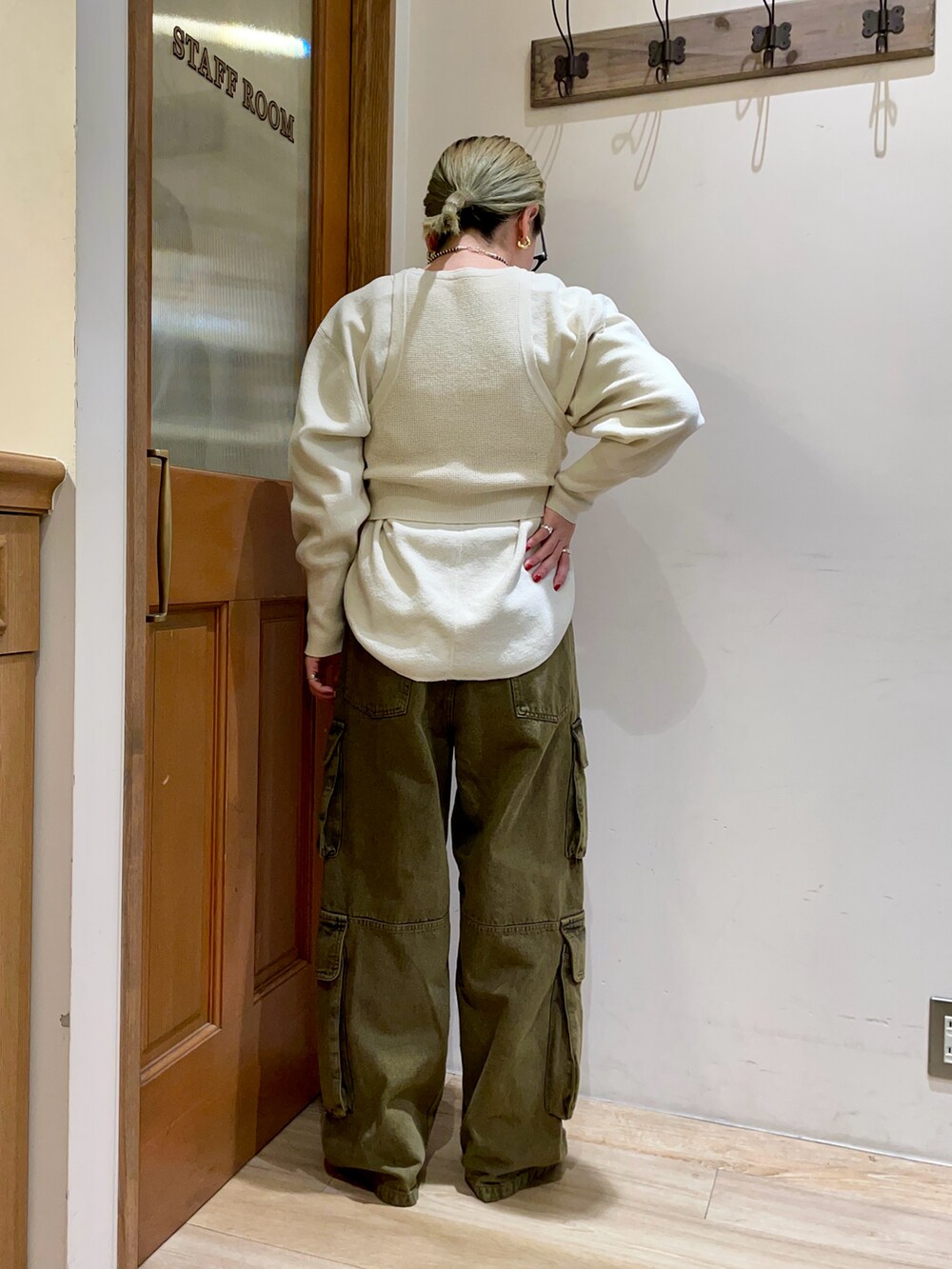 ホワイト系のニット/セーター、グリーン系のデニムパンツを着用したレディースの冬コーディネートの2枚目の写真