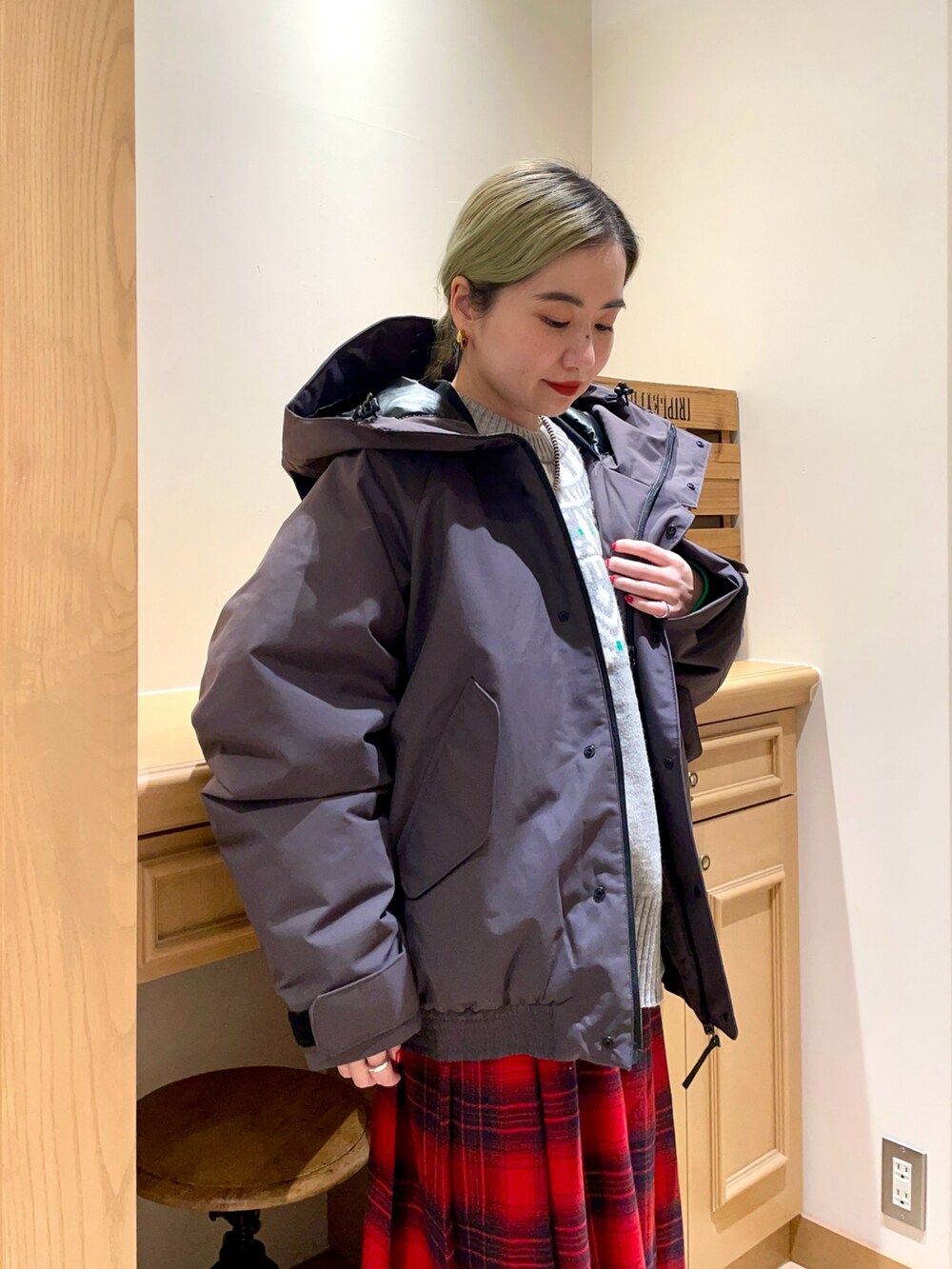 グレー系のダウンジャケット/コート、レッド系のスカート、ブラック系のパンプスを着用したレディースの冬コーディネートの3枚目の写真