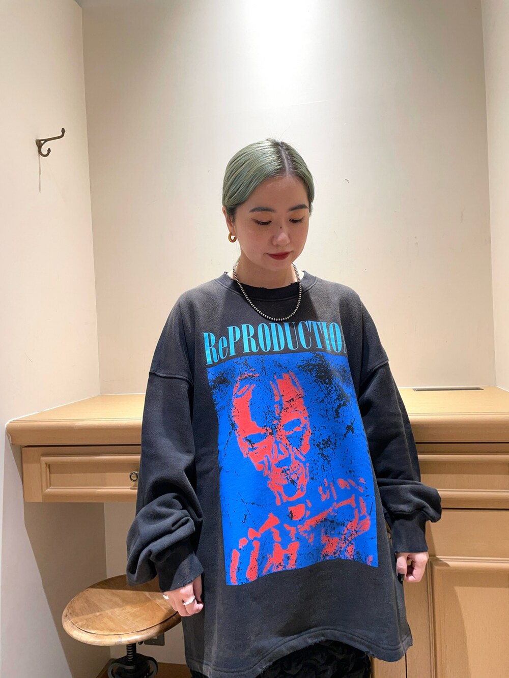 ブラック系のスウェット、ブラック系のスカートを着用したレディースの秋コーディネートの3枚目の写真