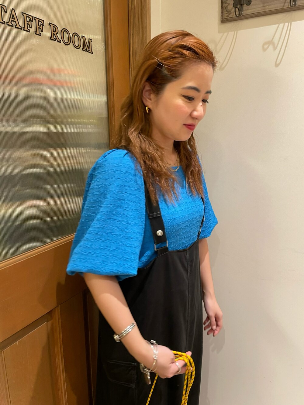 ブラック系のワンピース、ブルー系のTシャツ/カットソー、ブラック系のシューズを着用したレディースの夏コーディネートの3枚目の写真