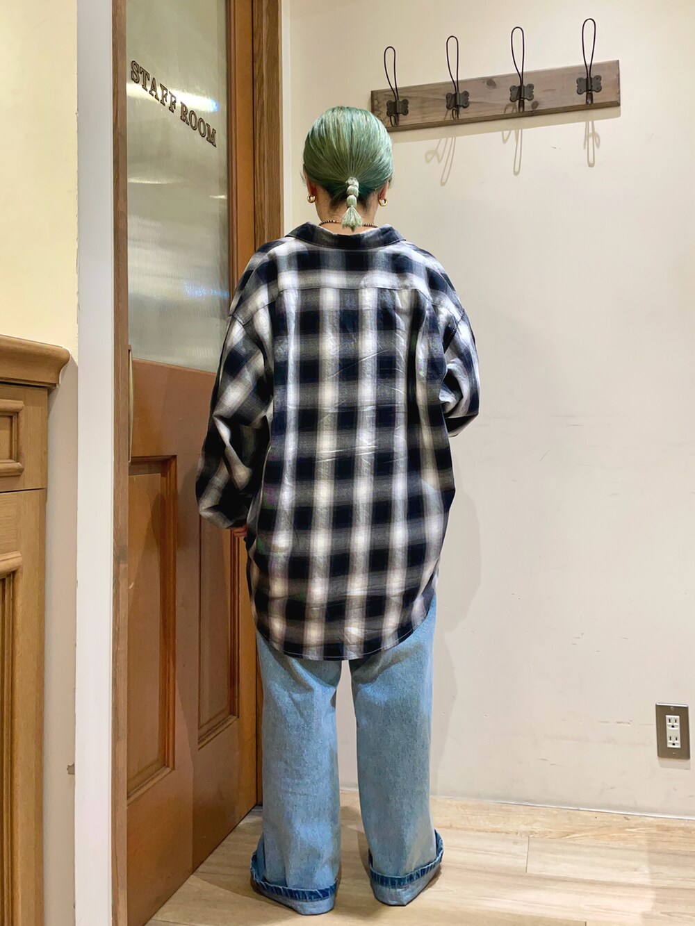 ホワイト系のシャツ/ブラウス、ブルー系のデニムパンツを着用したレディースの秋コーディネートの2枚目の写真