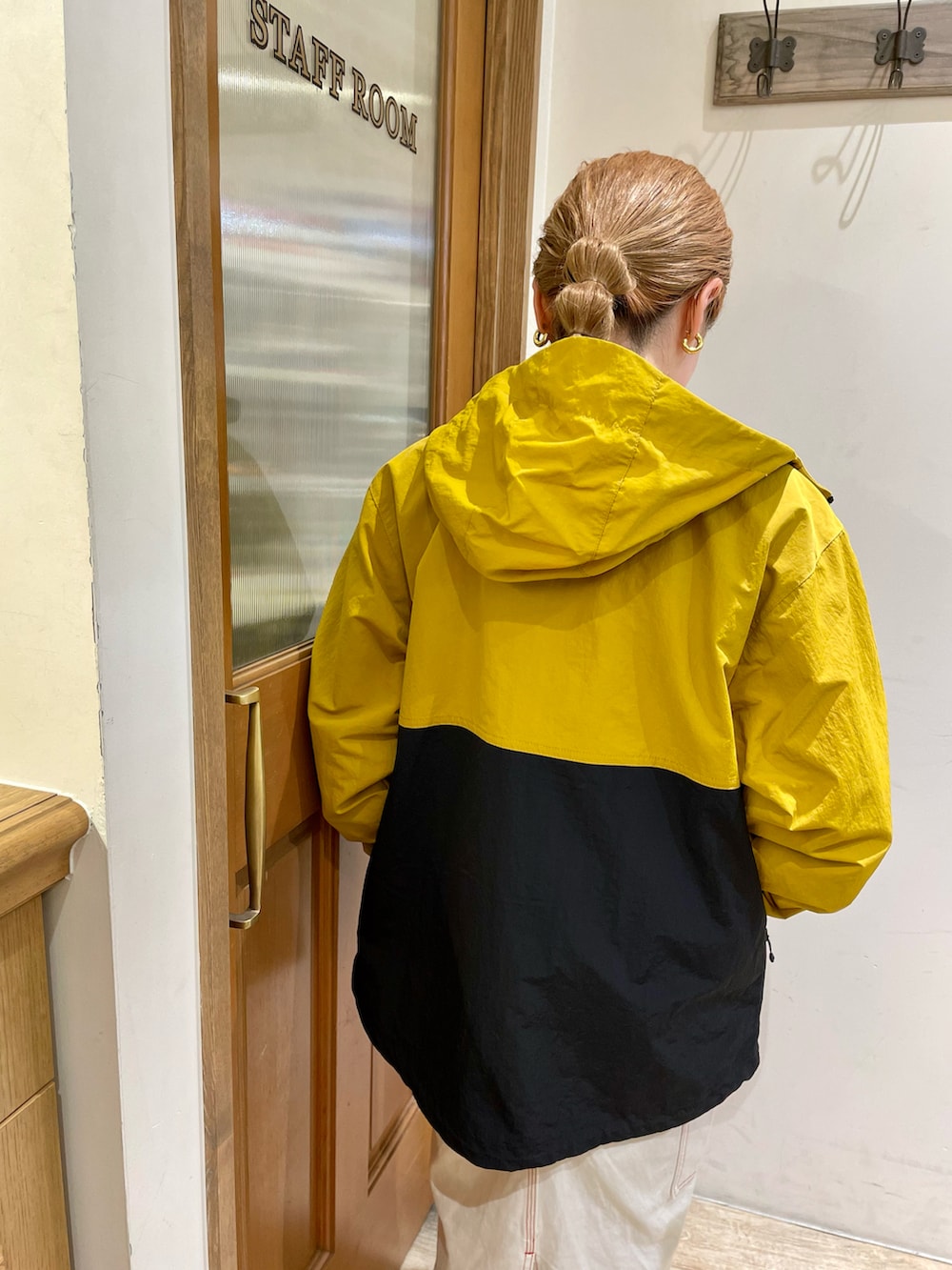 イエロー系のマウンテンパーカーを着用したレディースの春コーディネートの4枚目の写真
