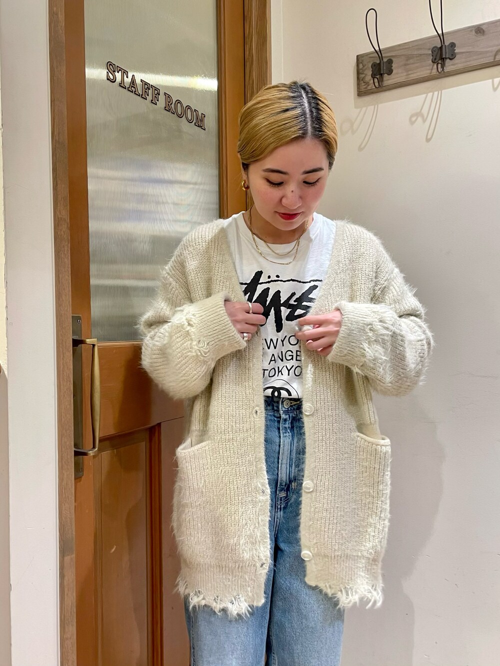 ホワイト系のカーディガン/ボレロ、グリーン系のバッグを着用したレディースの秋コーディネートの2枚目の写真