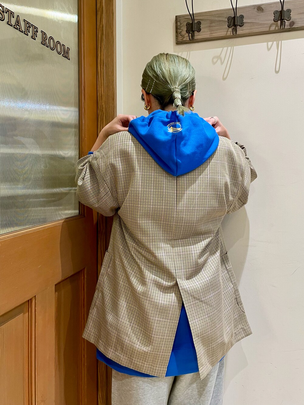 ベージュ系のテーラードジャケットを着用したレディースの秋コーディネートの4枚目の写真