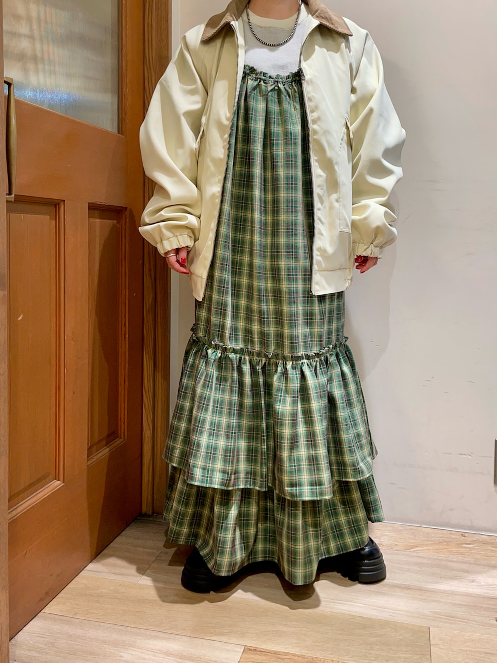 ホワイト系のその他アウター、ホワイト系のニット/セーター、グリーン系のワンピースを着用したレディースの秋コーディネートの5枚目の写真