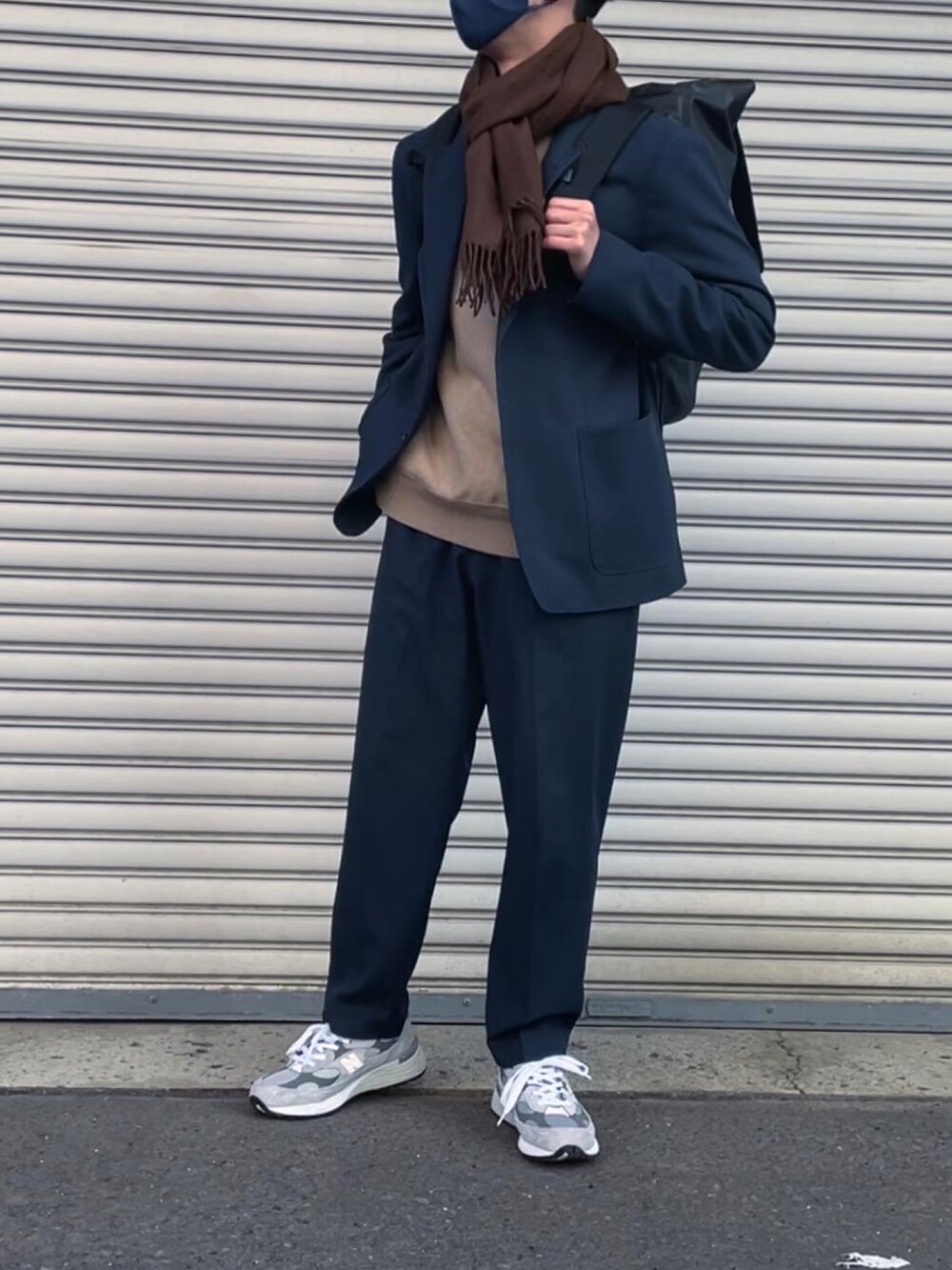 ブルー系のテーラードジャケット、ブルー系のスラックス、ブラック系のバックパック/リュックを着用したメンズの秋コーディネートの2枚目の写真