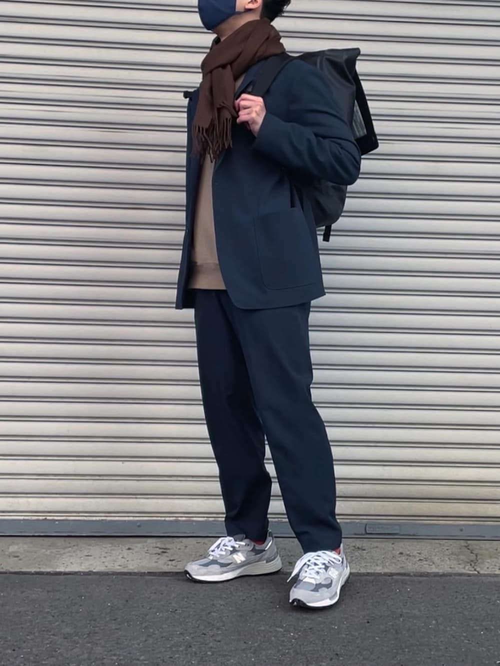 ブルー系のテーラードジャケット、ブルー系のスラックス、ブラック系のバックパック/リュックを着用したメンズの秋コーディネートの4枚目の写真