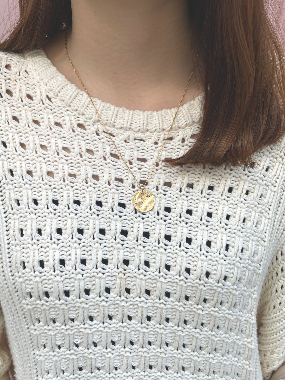 ゴールド系のイヤーカフ、ゴールド系のネックレスを着用したレディースの秋コーディネートの2枚目の写真