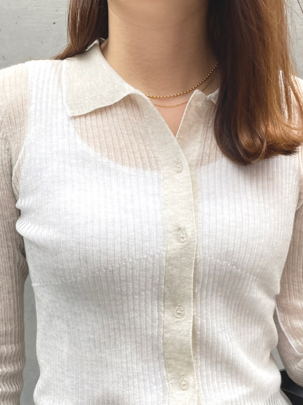 ホワイト系のトップス、ゴールド系のネックレス、ゴールド系のイヤリングを着用したレディースの秋コーディネートの2枚目の写真