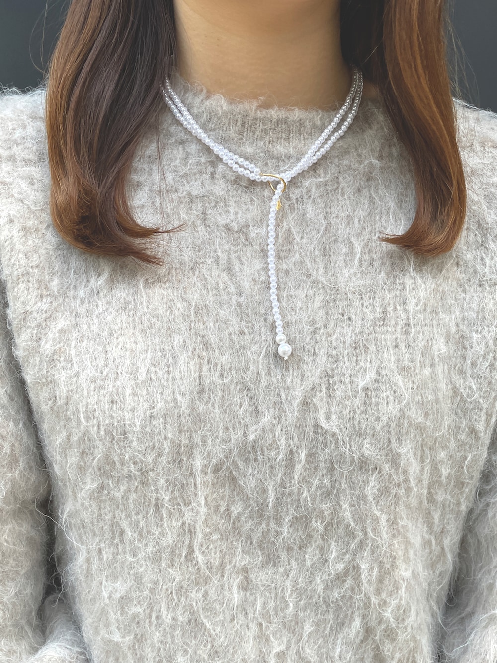 「秋冬コーデ、淡色コーデ、ニット、オトナカジュアル、シンプル、パールネックレス、ハート、シルバーアクセサリー」｜「Phoebeのフォーリングパールロングネックレス（ネックレス、ホワイト系）」を使った、JEWEL ADDICT STAFFさん（レディース）の秋コーディネートの2枚目の写真