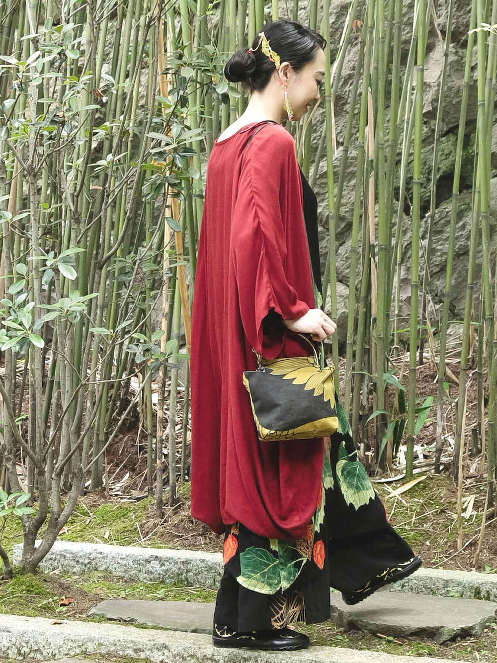 ブラック系のワンピース、ブラック系のその他パンツ、ゴールド系のその他シューズを着用したレディースの秋コーディネートの2枚目の写真