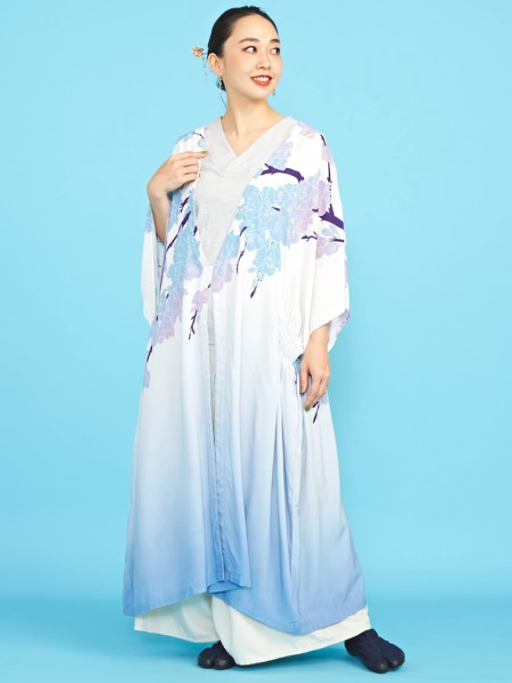 ブルー系のカーディガン/ボレロ、グレー系のTシャツ/カットソー、その他のその他ヘアアクセサリーを着用したレディースの春コーディネートの2枚目の写真