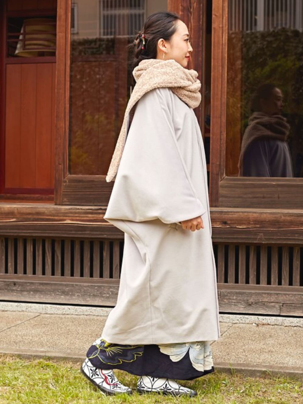 ホワイト系のその他アウター、ブラック系のワンピース、ホワイト系のブーツを着用したレディースの秋コーディネートの3枚目の写真