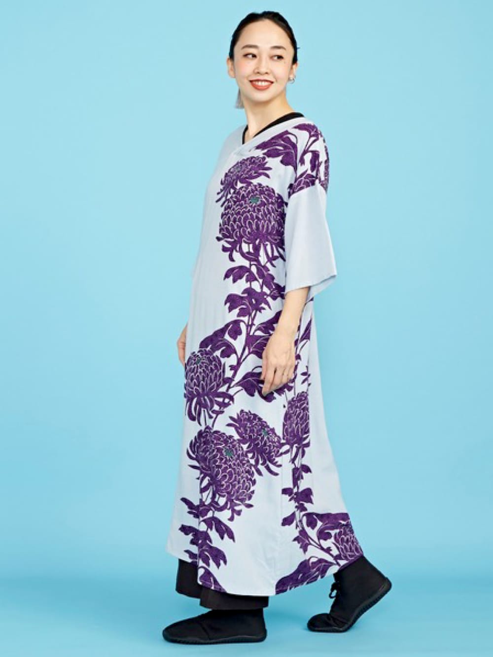 グレー系のワンピース、ブラック系のその他パンツ、その他のその他ヘアアクセサリーを着用したレディースの春コーディネートの4枚目の写真