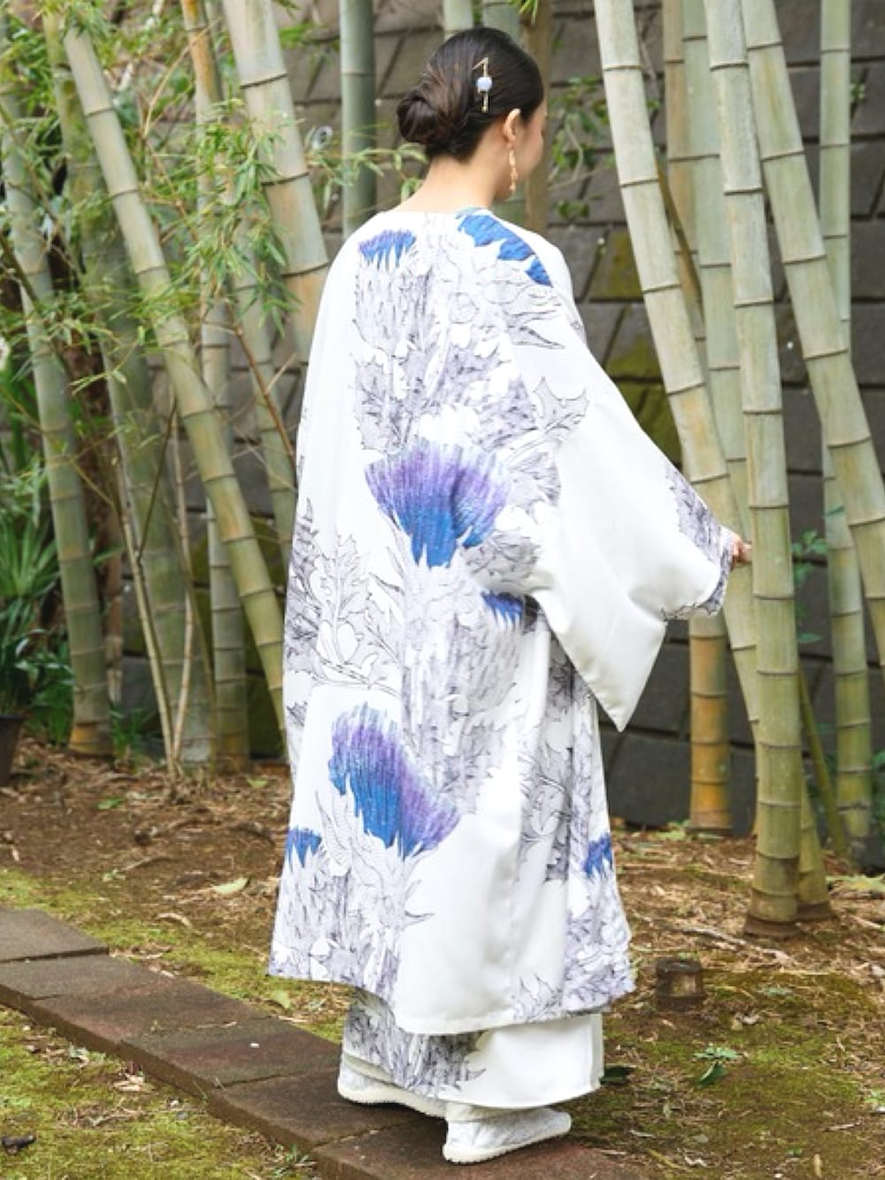 ホワイト系のカーディガン/ボレロ、ホワイト系のワンピース、ブルー系のハンドバッグを着用したレディースの夏コーディネートの3枚目の写真