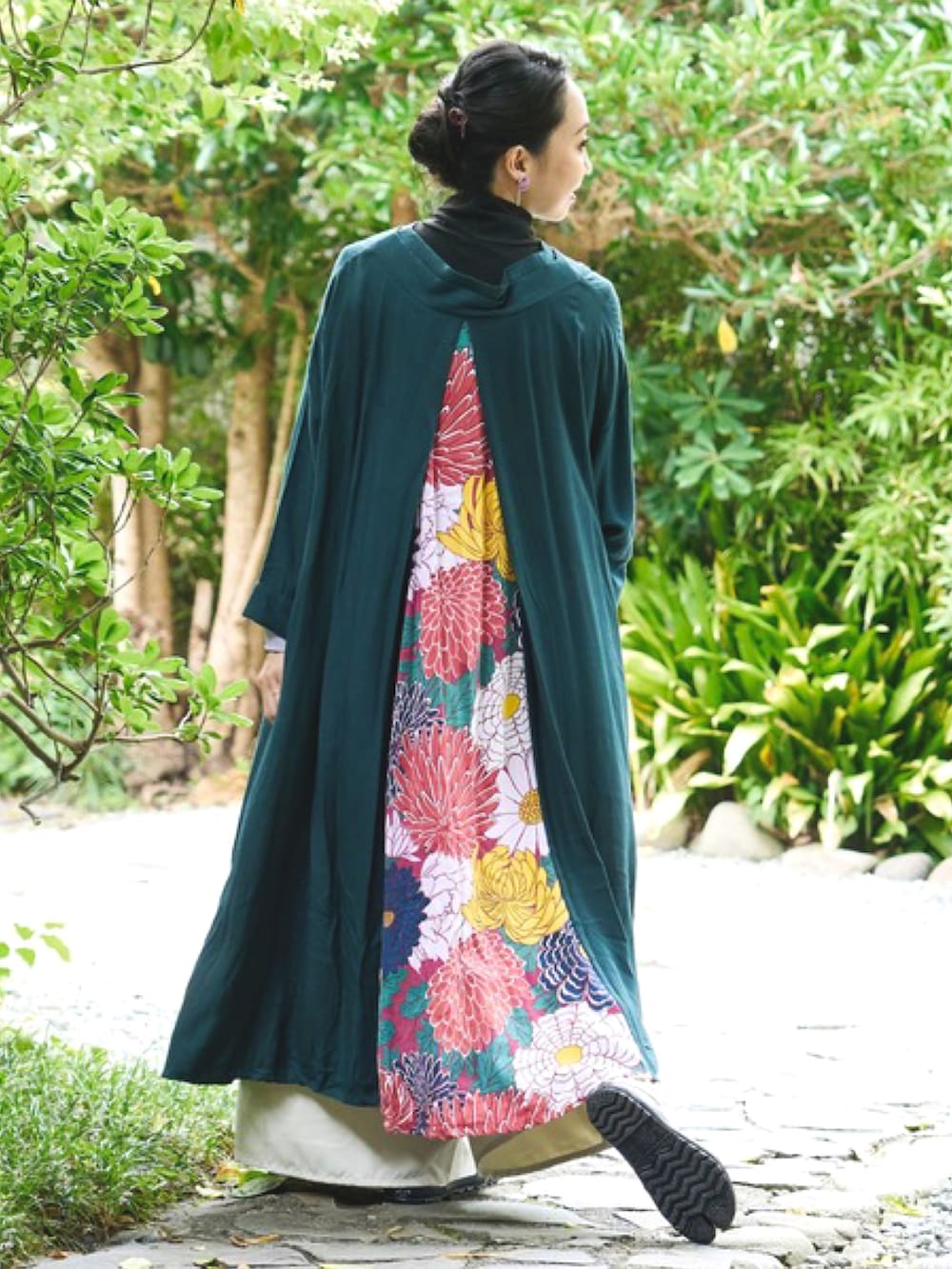 グリーン系のワンピース、ブラック系のTシャツ/カットソー、ベージュ系のその他パンツを着用したレディースの秋コーディネートの2枚目の写真