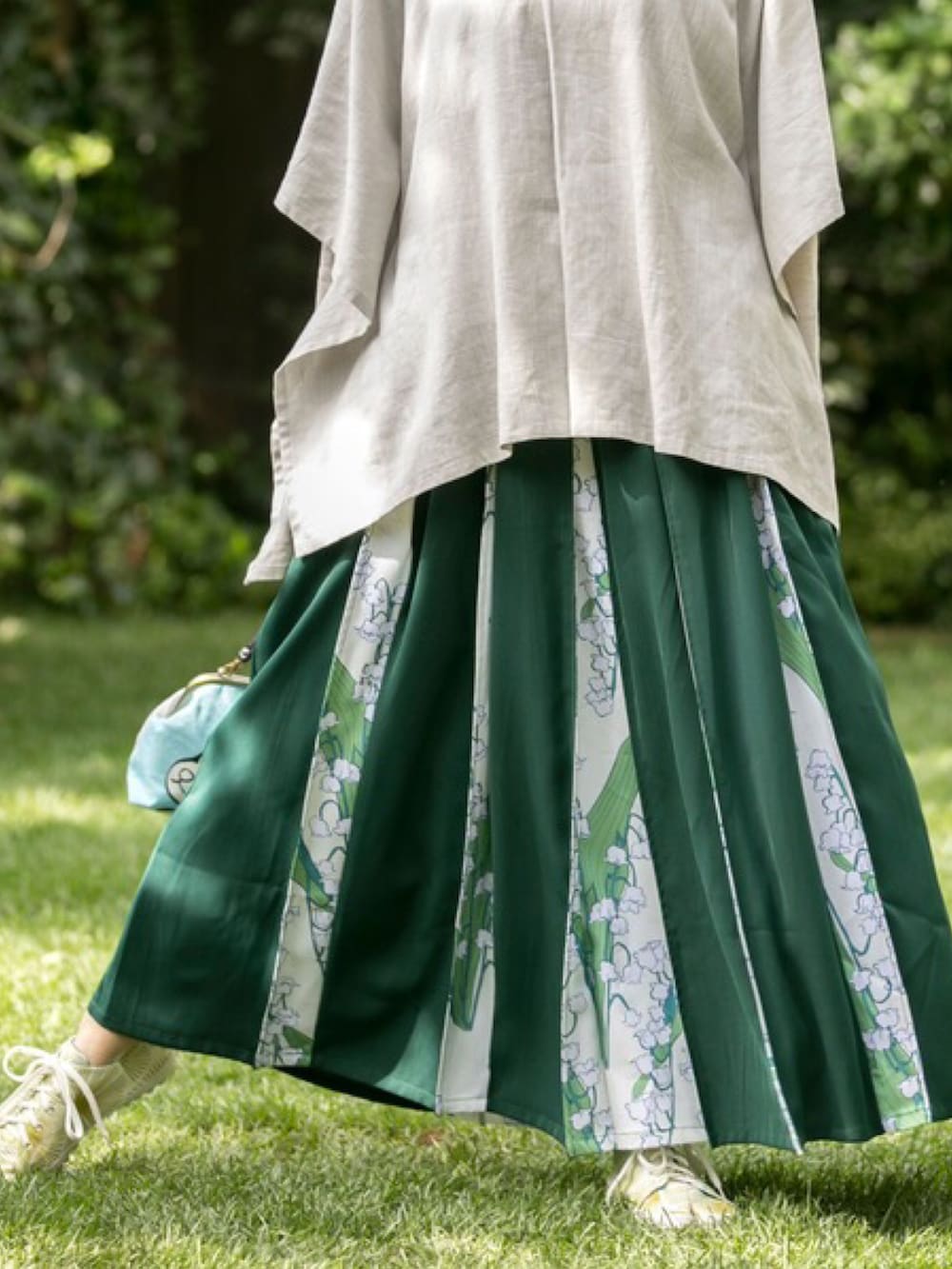 グリーン系のスカート、その他のその他ヘアアクセサリーを着用したレディースの冬コーディネートの2枚目の写真