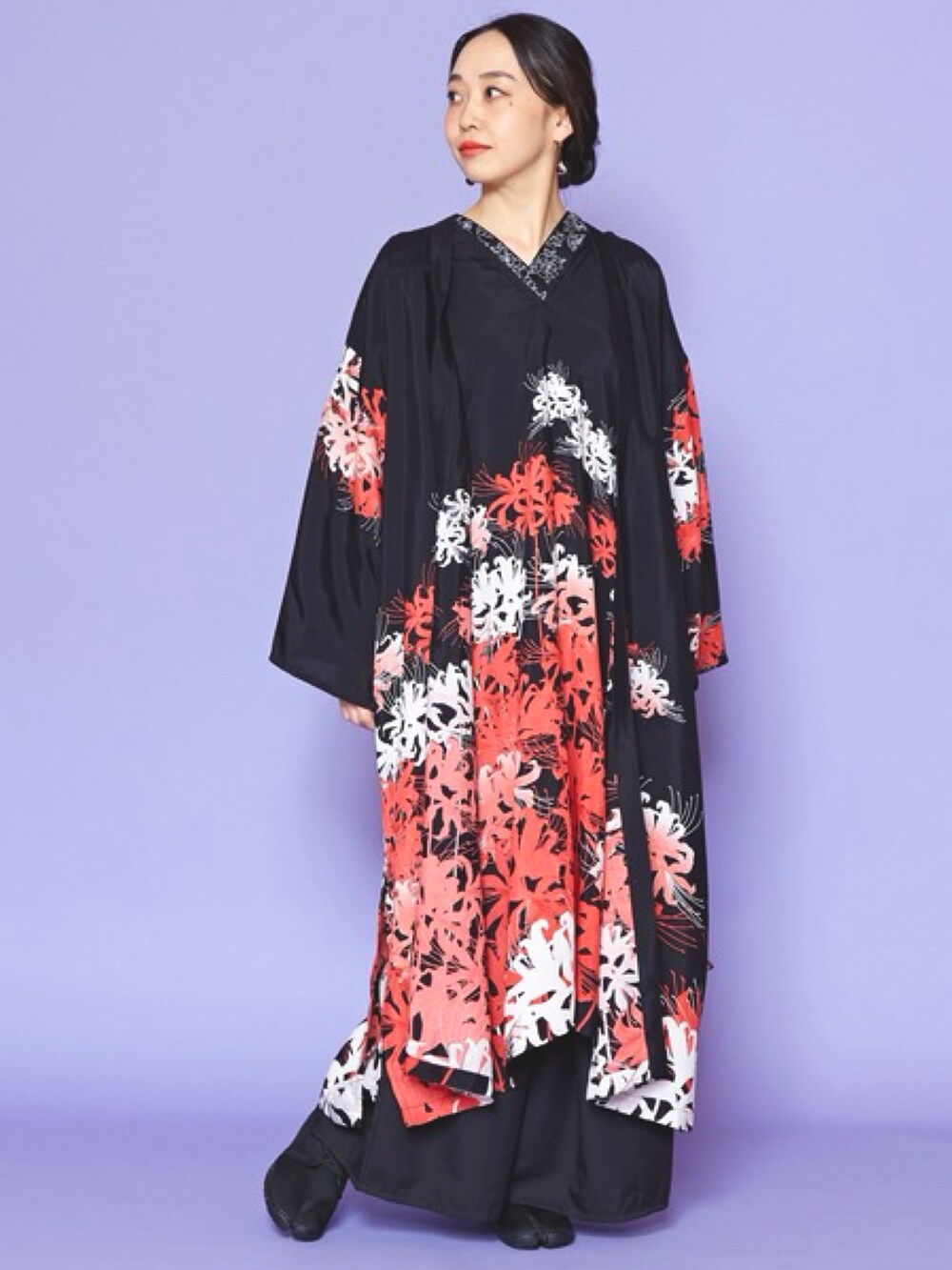 ブラック系のカーディガン/ボレロ、ブラック系のワンピース、ブラック系のTシャツ/カットソーを着用したレディースの秋コーディネートの2枚目の写真