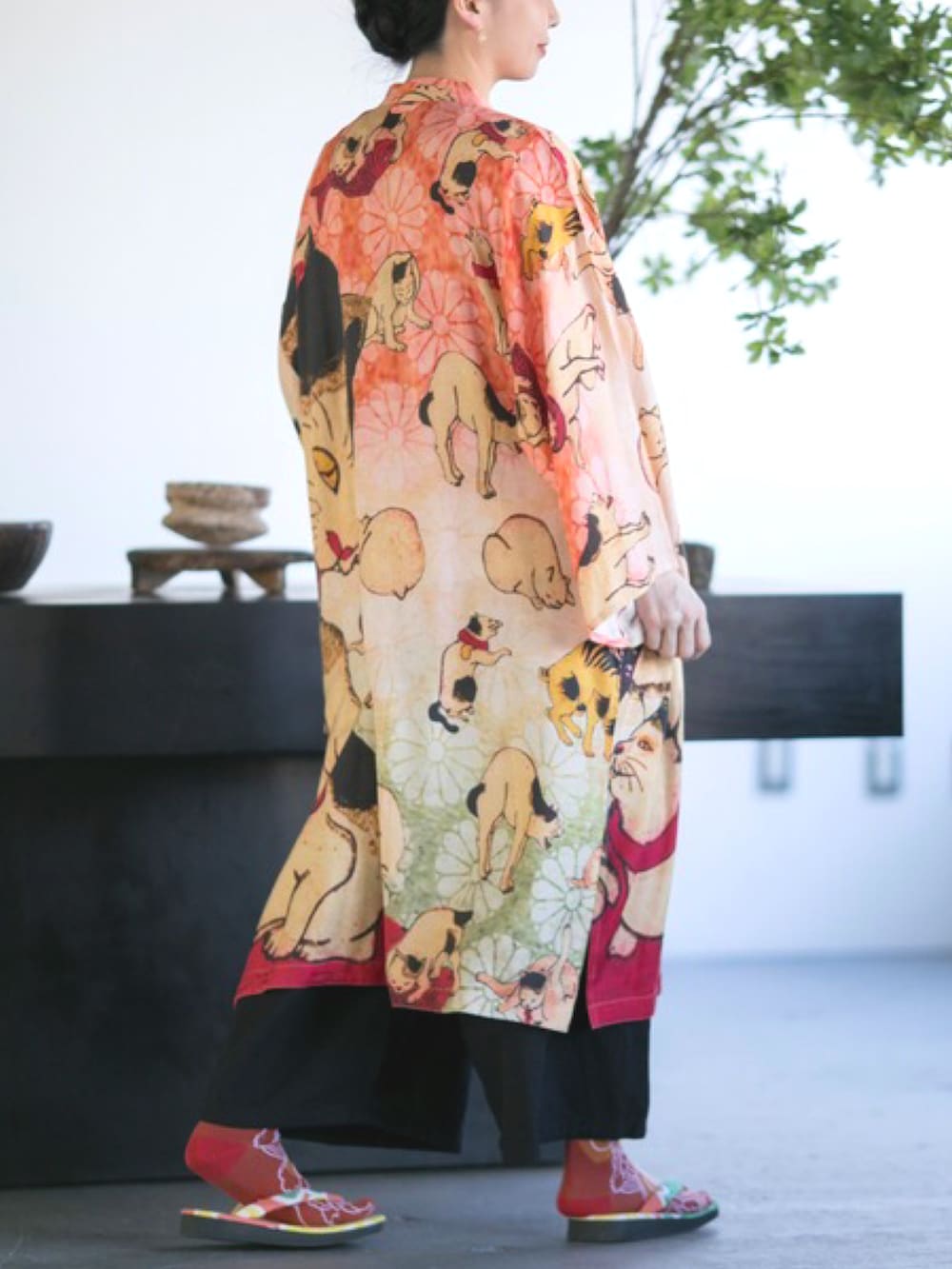 ベージュ系のカーディガン/ボレロ、グレー系のTシャツ/カットソー、ブラック系のその他パンツを着用したレディースの春コーディネートの3枚目の写真