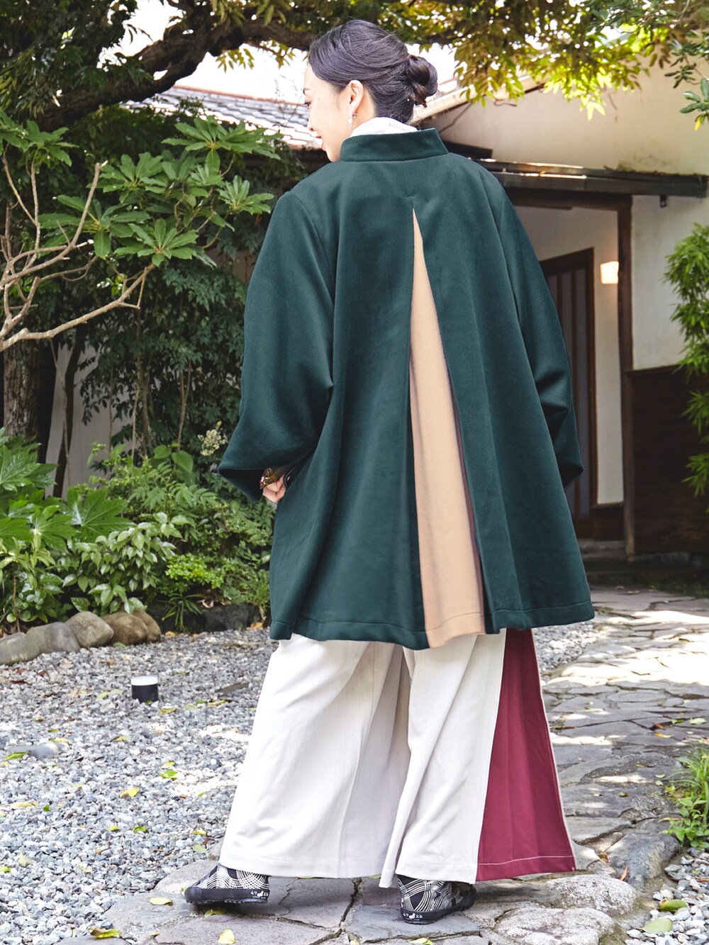 グリーン系のその他アウター、ホワイト系のTシャツ/カットソー、その他のショルダーバッグを着用したレディースの秋コーディネートの2枚目の写真