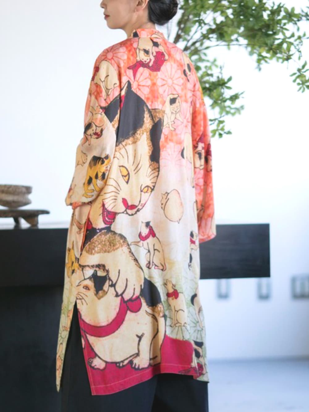 ベージュ系のカーディガン/ボレロ、グレー系のTシャツ/カットソー、ブラック系のその他パンツを着用したレディースの春コーディネートの2枚目の写真