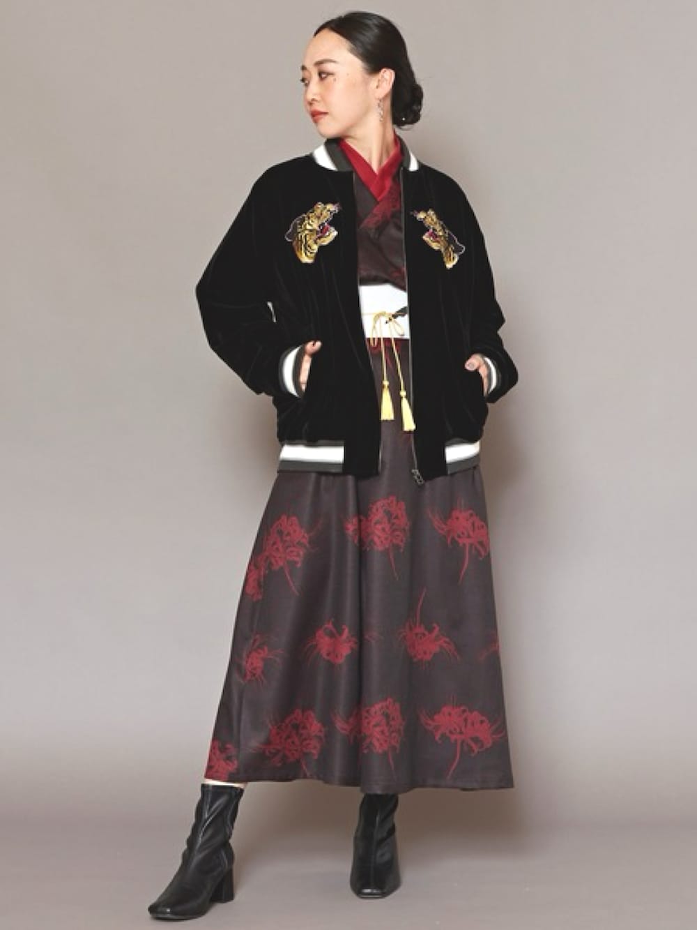 ブラック系のスカジャン、ブラック系のワンピース、その他のその他ヘアアクセサリーを着用したレディースの秋コーディネートの2枚目の写真