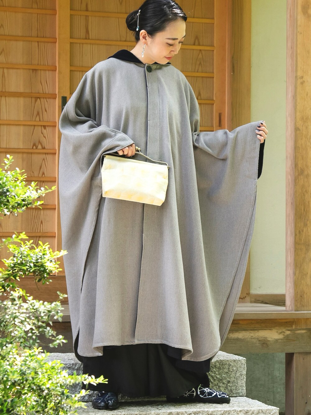 グレー系のその他アウター、ブラック系のその他パンツ、シルバー系のその他シューズを着用したレディースの秋コーディネートの2枚目の写真