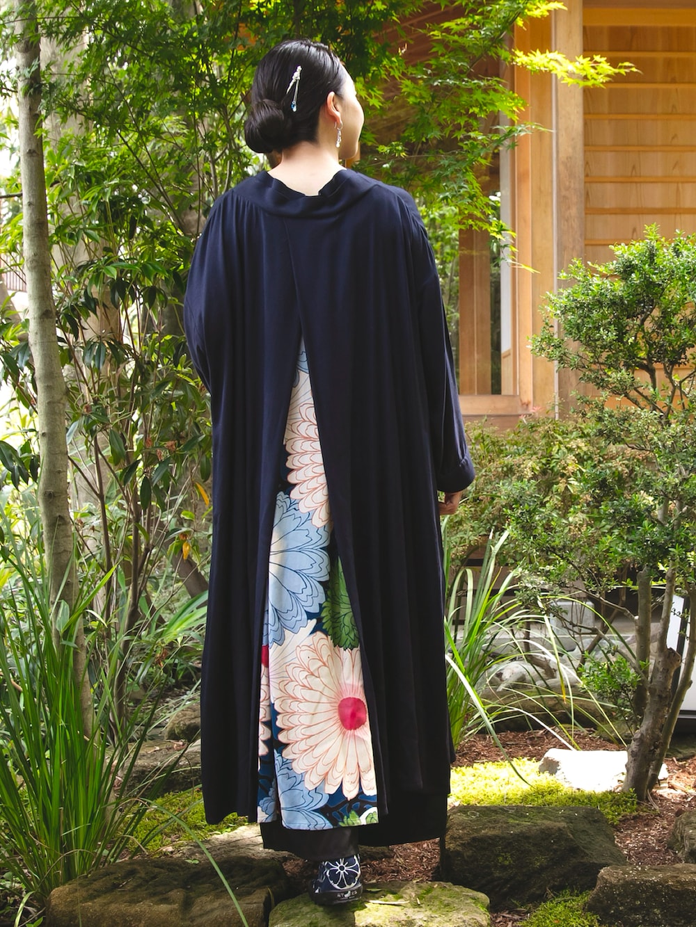 ブルー系のワンピース、シルバー系のその他シューズ、その他のその他ヘアアクセサリーを着用したレディースの秋コーディネートの2枚目の写真