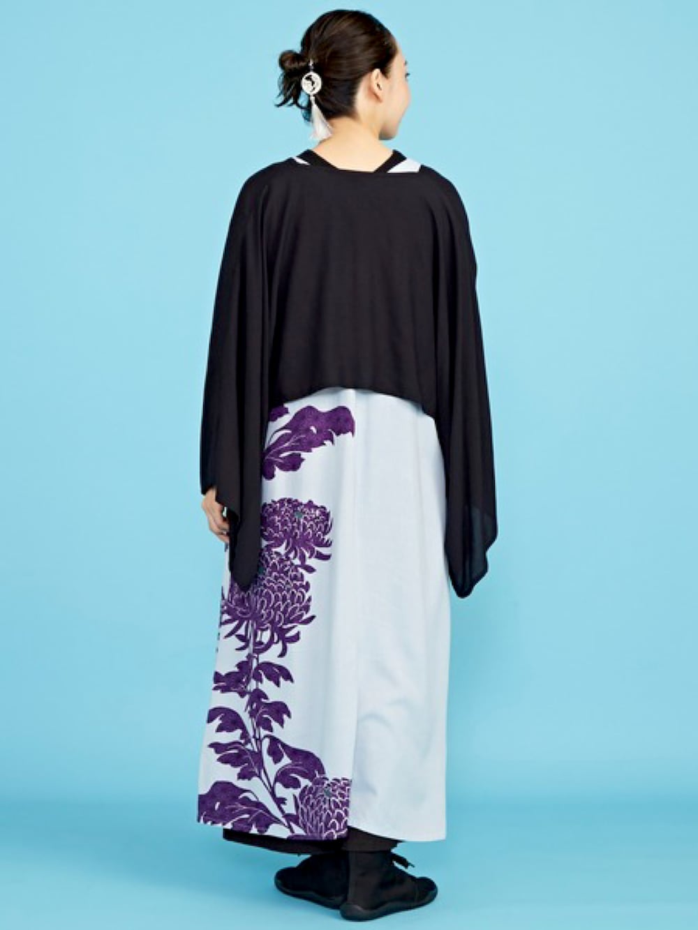 グレー系のワンピース、ブラック系のその他パンツ、その他のその他ヘアアクセサリーを着用したレディースの春コーディネートの3枚目の写真