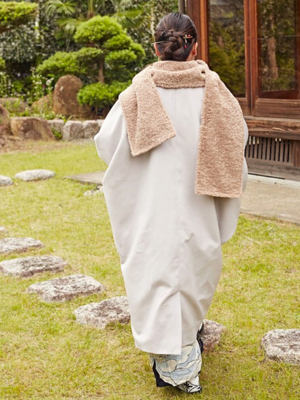 ホワイト系のその他アウター、ブラック系のワンピース、ホワイト系のブーツを着用したレディースの秋コーディネートの4枚目の写真