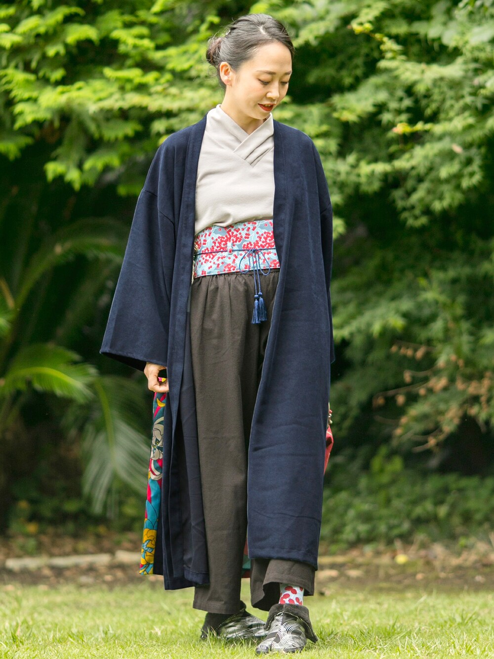 ブルー系のカーディガン/ボレロ、ホワイト系のTシャツ/カットソー、その他のショルダーバッグを着用したレディースの冬コーディネートの2枚目の写真