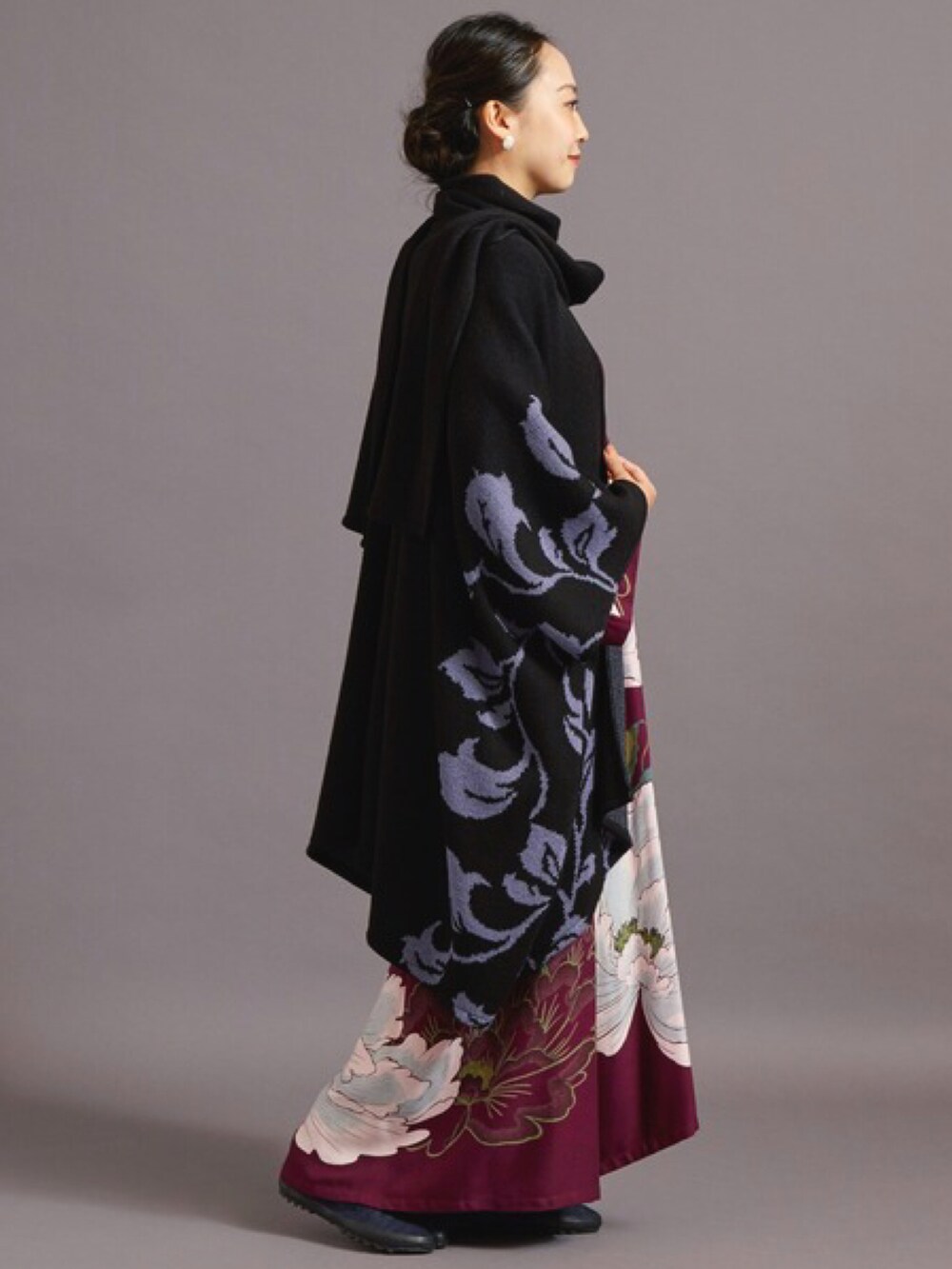 ブラック系のカーディガン/ボレロ、レッド系のワンピース、ホワイト系のイヤリングを着用したレディースの秋コーディネートの3枚目の写真