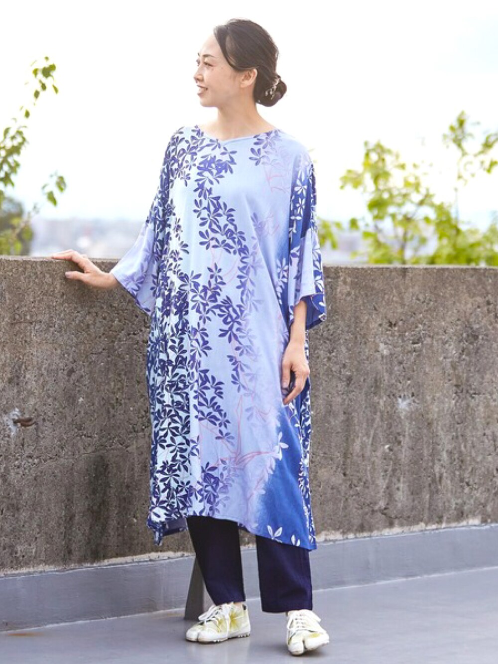 ブルー系のワンピース、パープル系のその他パンツ、ホワイト系のスニーカーを着用したレディースの春コーディネートの2枚目の写真