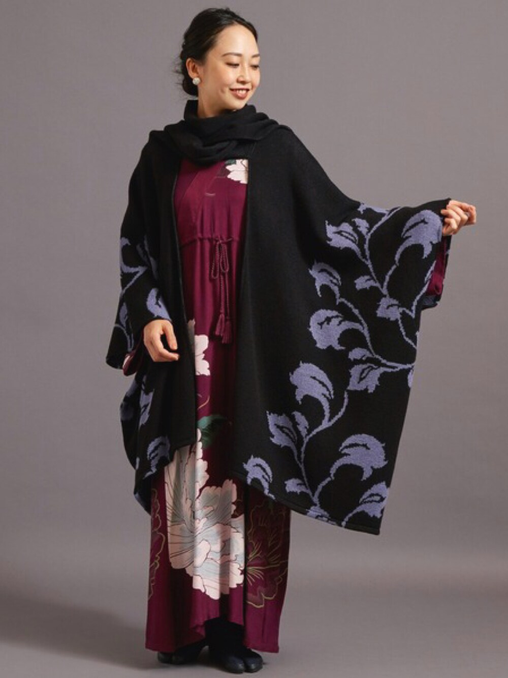 ブラック系のカーディガン/ボレロ、レッド系のワンピース、ホワイト系のイヤリングを着用したレディースの秋コーディネートの2枚目の写真