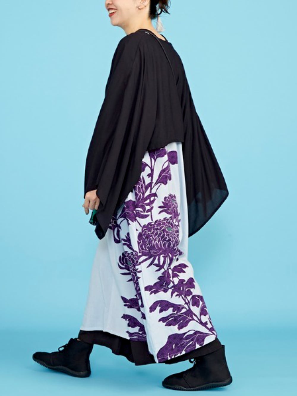 グレー系のワンピース、ブラック系のその他パンツ、その他のその他ヘアアクセサリーを着用したレディースの春コーディネートの2枚目の写真