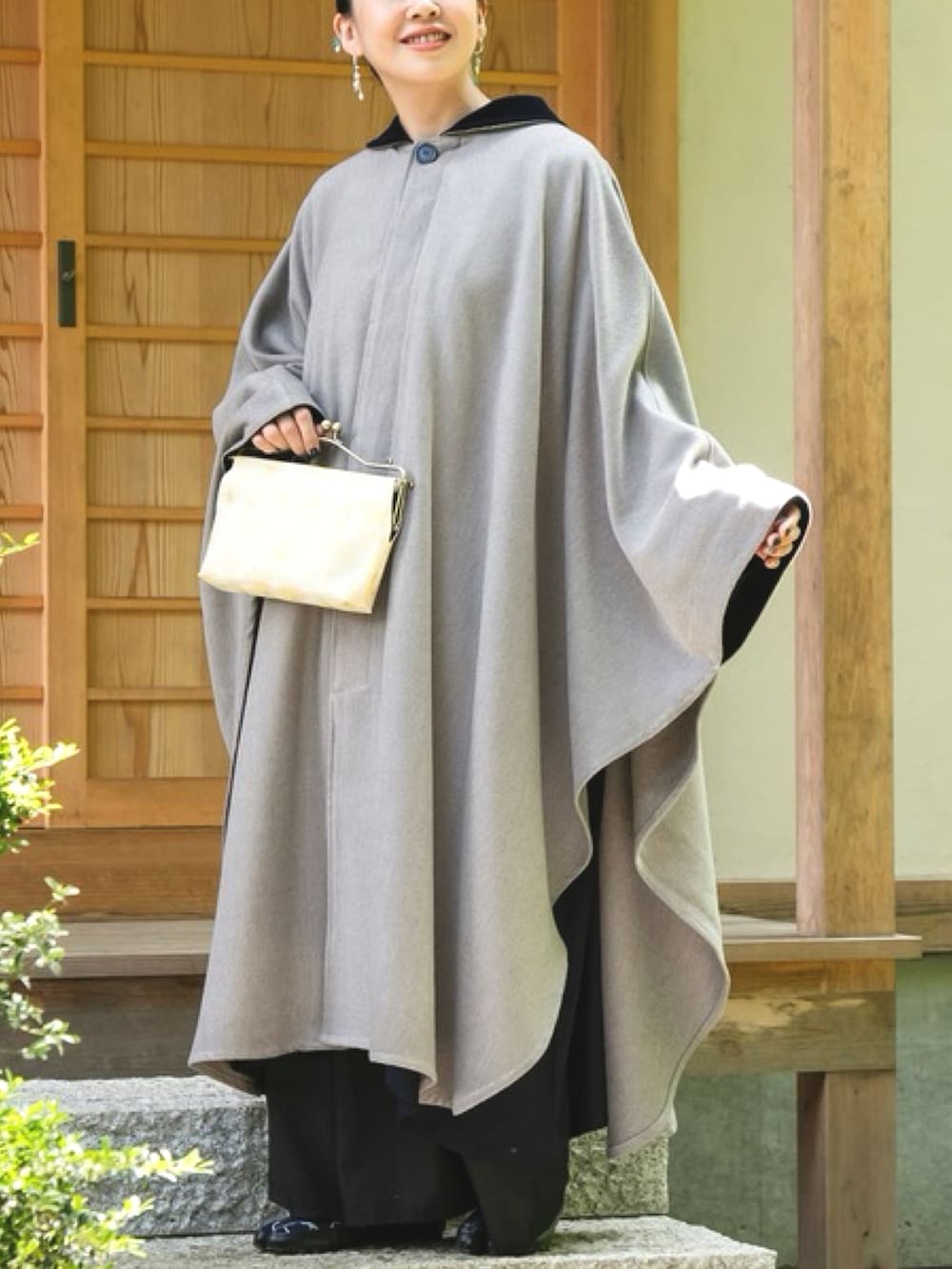 グレー系のその他アウター、ブラック系のその他パンツ、シルバー系のその他シューズを着用したレディースの秋コーディネートの3枚目の写真