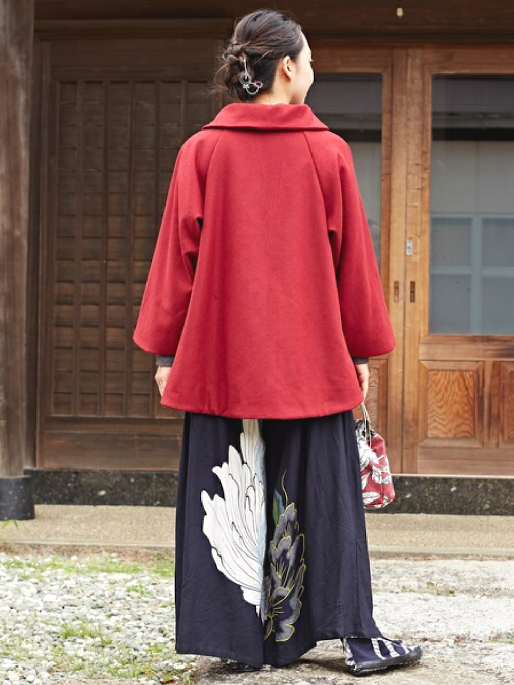 レッド系のその他アウター、レッド系のショルダーバッグ、ブラック系のワンピースを着用したレディースの秋コーディネートの3枚目の写真