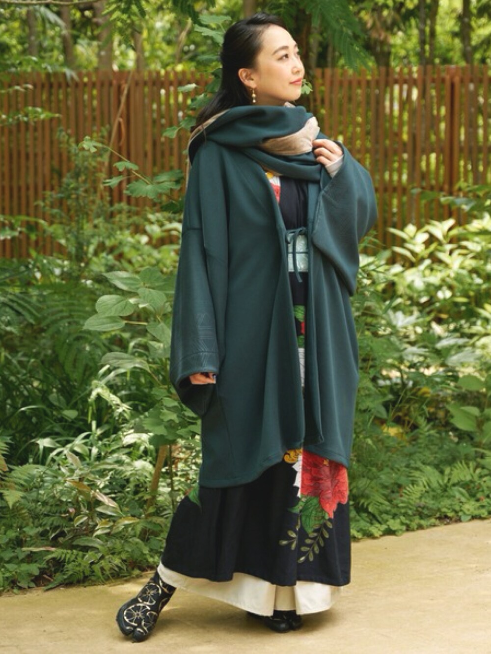 グリーン系のその他アウター、ブラック系のワンピース、ゴールド系のその他シューズを着用したレディースの秋コーディネートの2枚目の写真