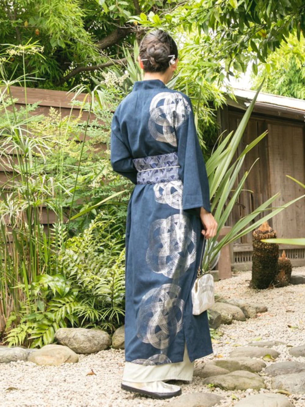 ブルー系のワンピース、ホワイト系のハンドバッグ、ホワイト系のその他シューズを着用したレディースの秋コーディネートの3枚目の写真