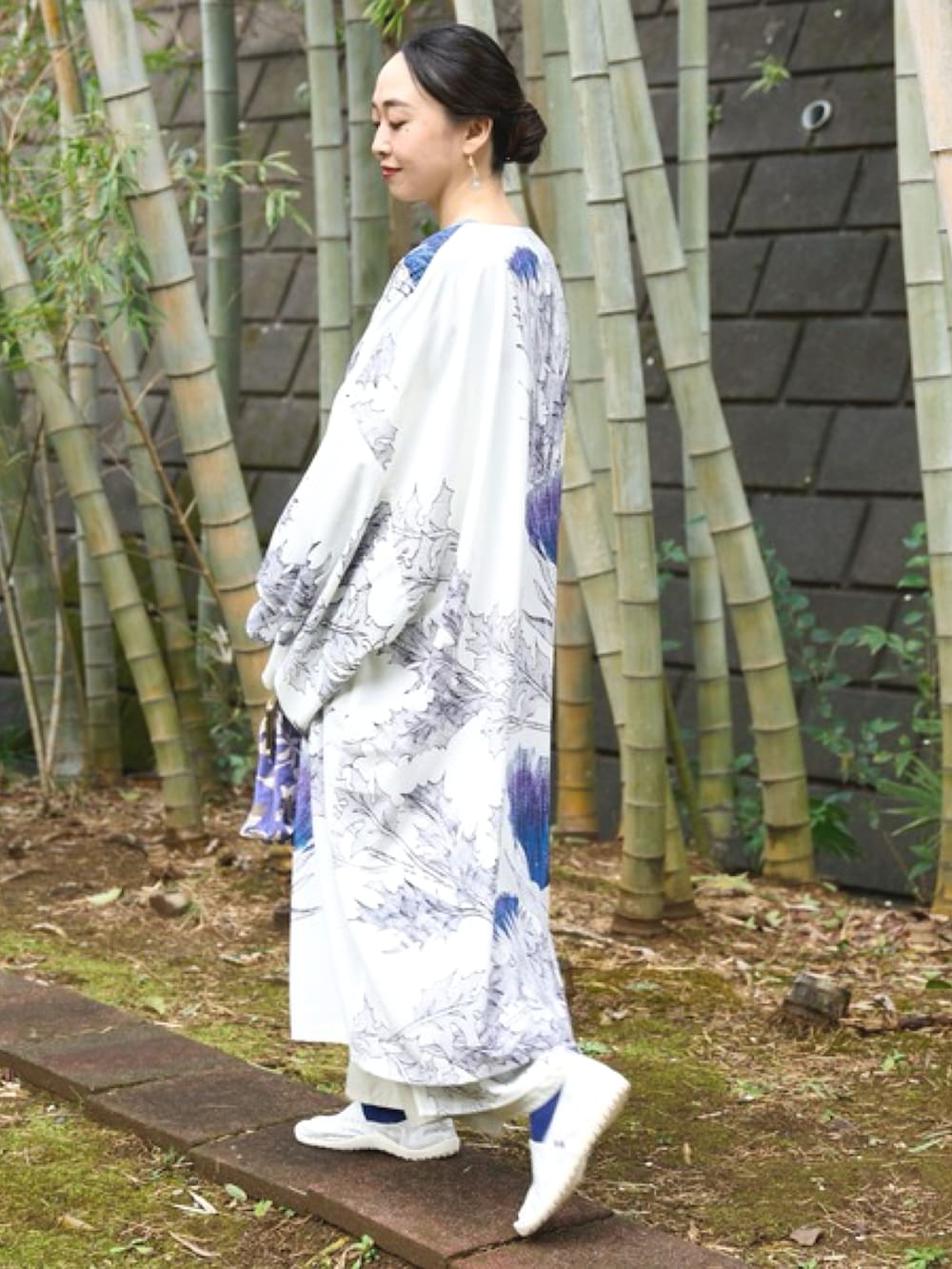 ホワイト系のカーディガン/ボレロ、ホワイト系のワンピース、ブルー系のハンドバッグを着用したレディースの夏コーディネートの2枚目の写真