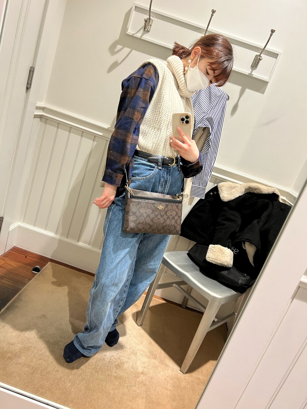 「冬、ootd、オトナカジュアル、ラクチンコーデ、ニット、ハイネック、デニムパンツ、プチプラ、おしゃれさんと繋がりたい、ショルダーバッグ、いいね、save、フォローお願いします🤑、ムートンコート、レイヤードスタイル、UNIQLO U、チェックシャツ」｜「H&M DIVIDEDのアイテム（ムートンコート、ブラック系）」を使った、strawberryさん（レディース・160cm）の冬コーディネートの2枚目の写真
