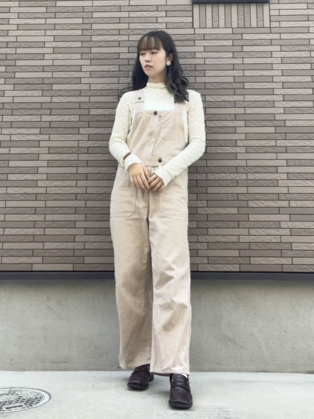 「春夏コーデ、大人カジュアル、カジュアルコーデ、淡色女子、淡色コーデ、ベージュコーデ、ブラウンコーデ、サロペット、プチプラ、ゆるコーデ、今日のコスメと服、ローファー、アパレルスタッフ、今日のコーデ、オーバーオール」｜「Max Maraのアイテム（テーラードジャケット、ブラウン系）」を使った、strawberryさん（レディース・160cm）の春コーディネートの2枚目の写真