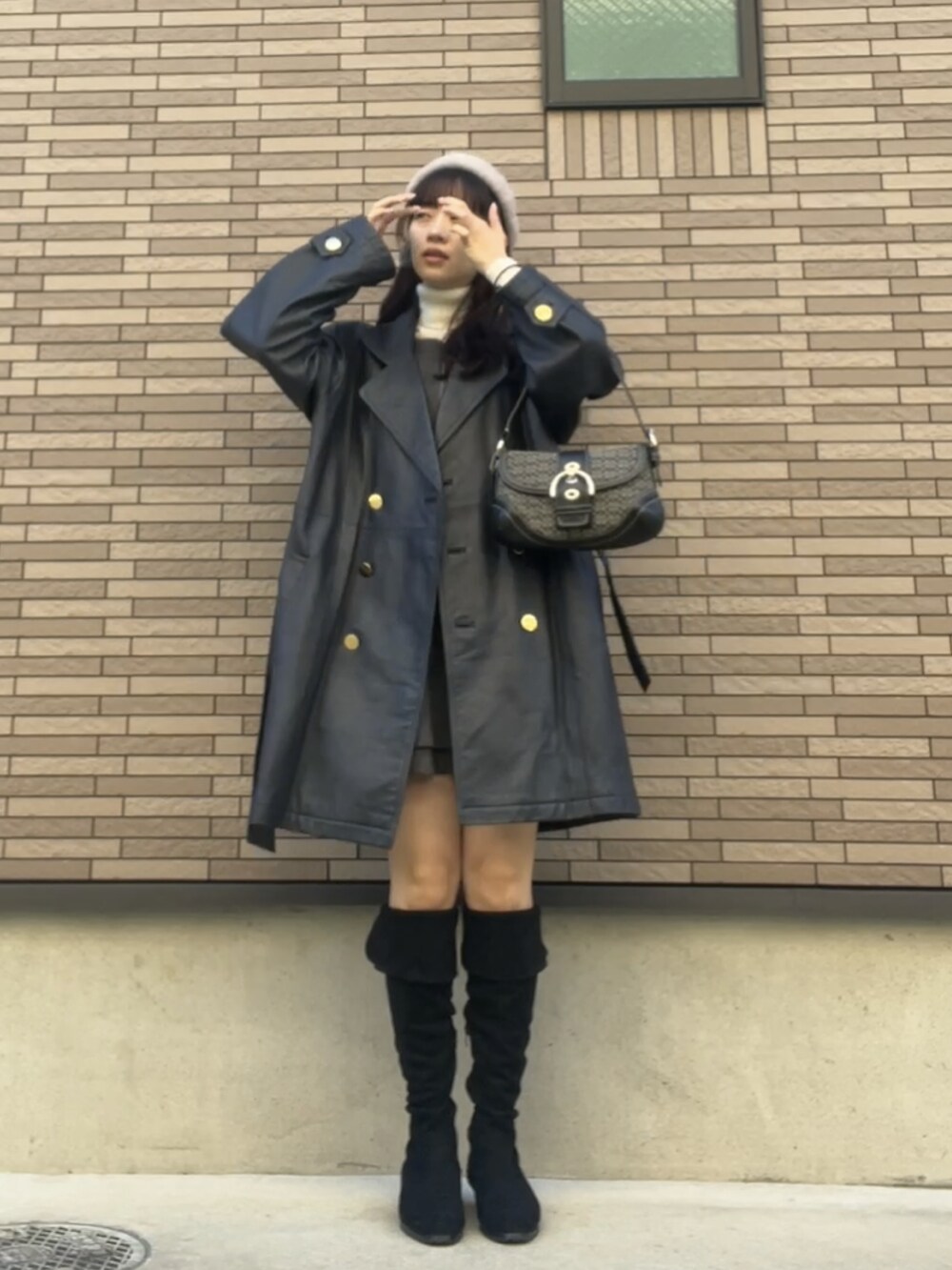 「ファッションを楽しもう、WEARyouthコーデ、ロングブーツ、burberry、古着MIX、おしゃれさんと繋がりたい、グレー、モノトーンコーデ、ワンピース、レイヤードスタイル、タートルネックニット、秋冬コーデ、ユニクロ、プチプラミックス、ベレー帽」｜「COACHのアイテム（ハンドバッグ、ブラック系）」を使った、strawberryさん（レディース・160cm）の秋コーディネートの2枚目の写真