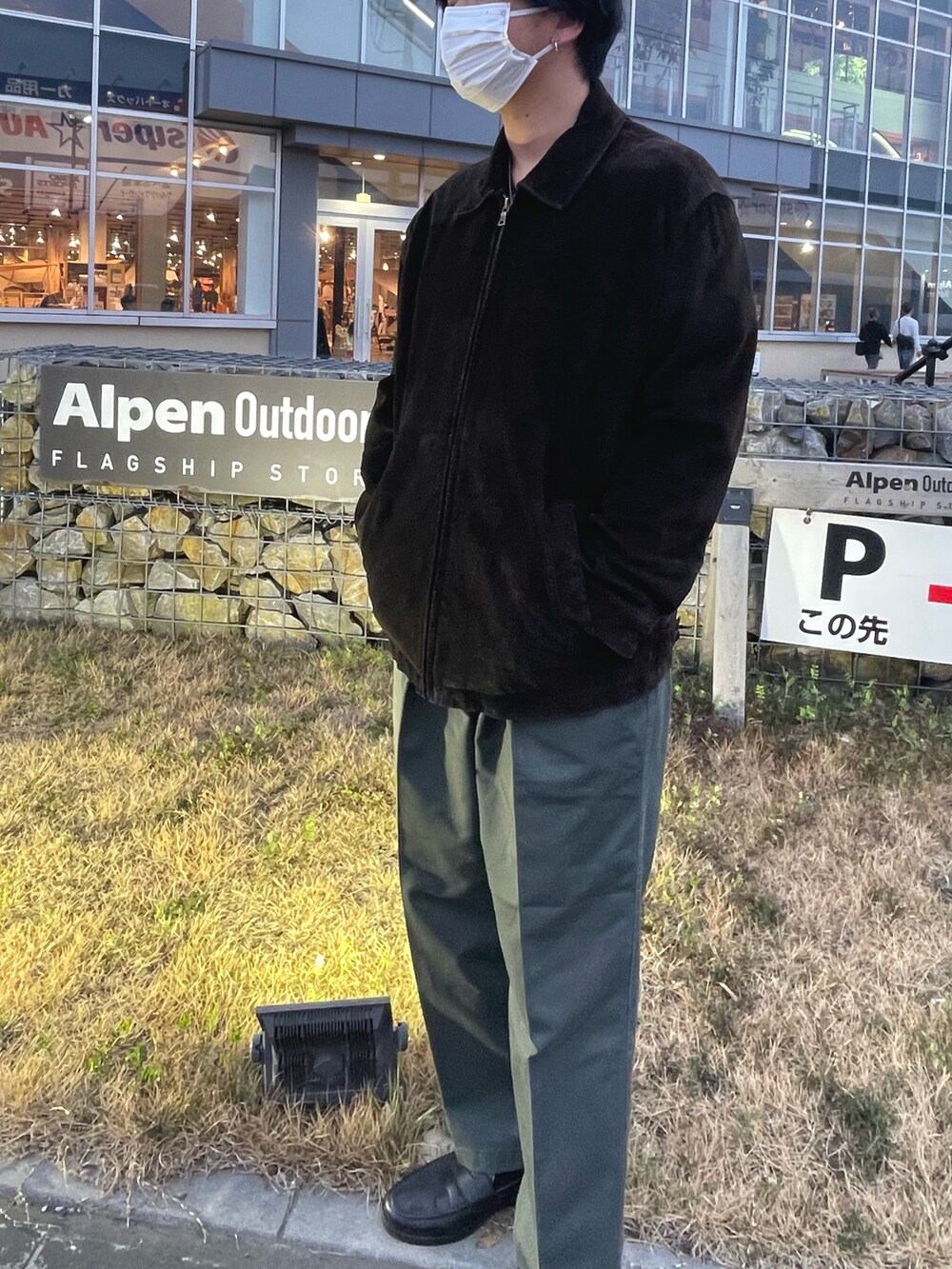 ブラック系のローファーを着用したメンズの春コーディネートの2枚目の写真