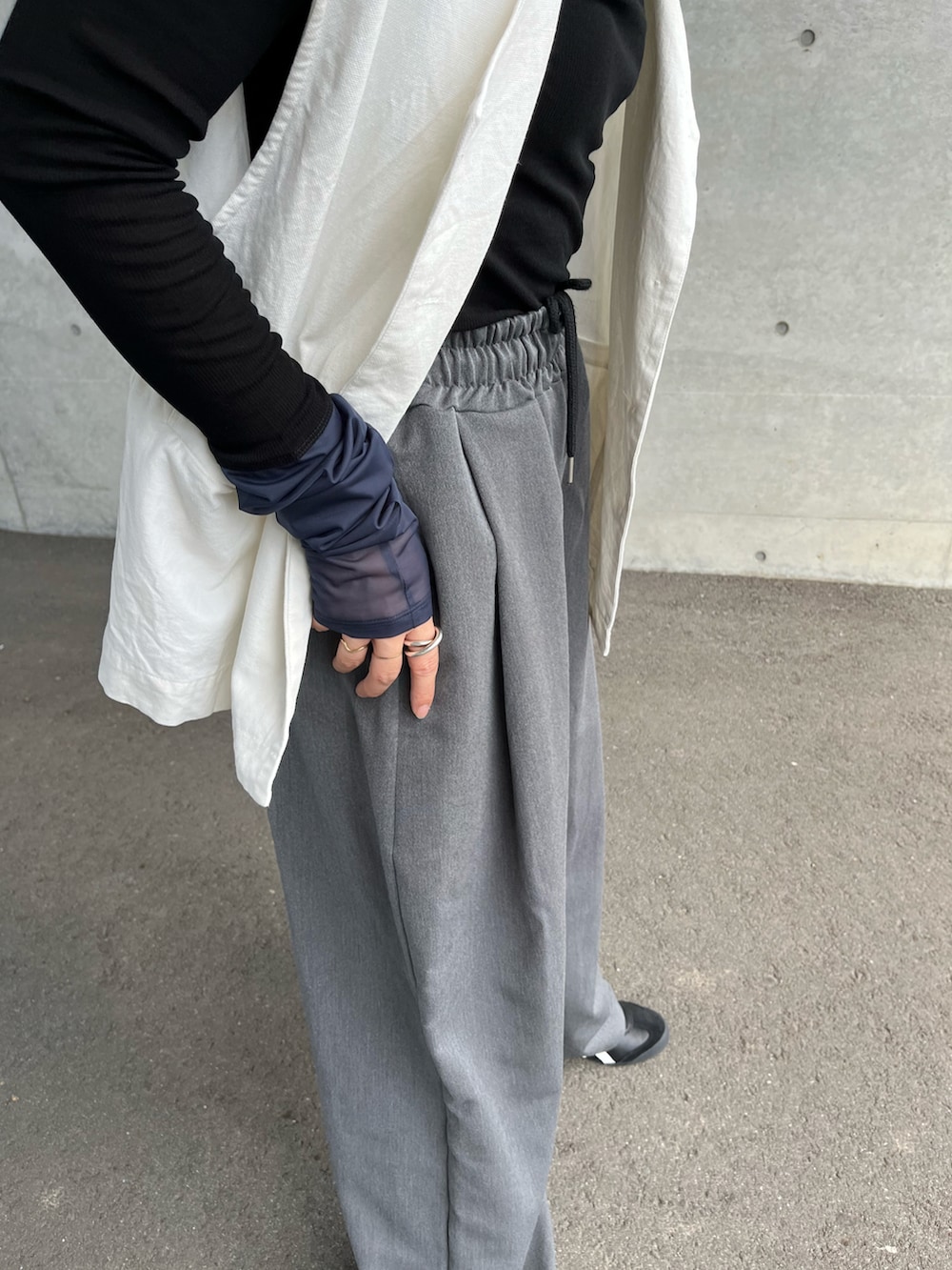 ホワイト系のその他アウター、ブラック系のトップス、グレー系のパンツを着用したレディースの冬コーディネートの3枚目の写真