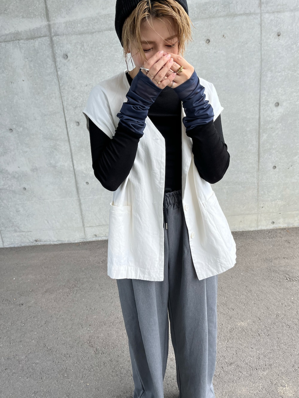 ホワイト系のその他アウター、ブラック系のトップス、グレー系のパンツを着用したレディースの冬コーディネートの2枚目の写真