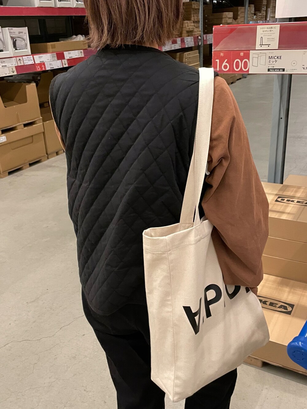 ブラック系のベスト、ブラウン系のTシャツ/カットソー、ブラック系のチノパンツを着用したレディースの春コーディネートの2枚目の写真