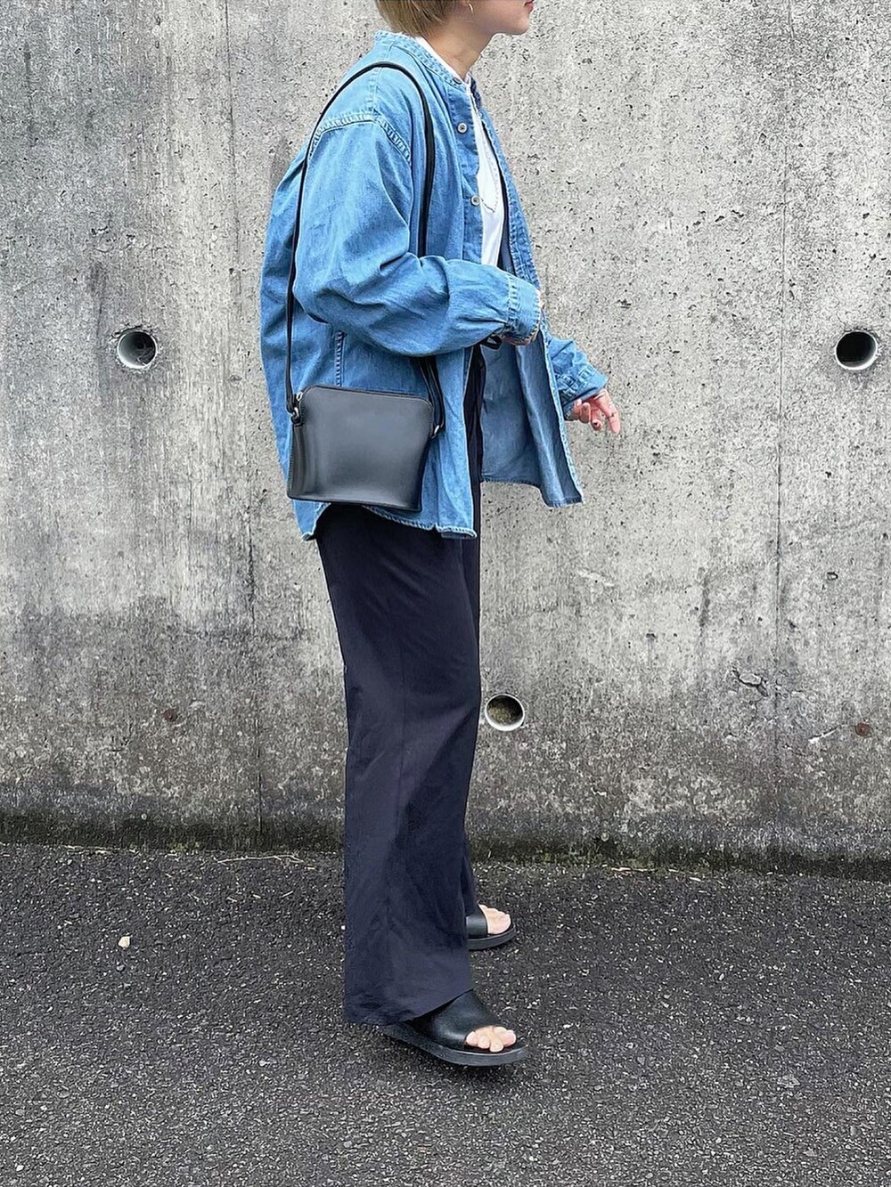 ブルー系のシャツ/ブラウス、ブラック系のバッグ、ブラック系のその他パンツを着用したレディースの春コーディネートの2枚目の写真