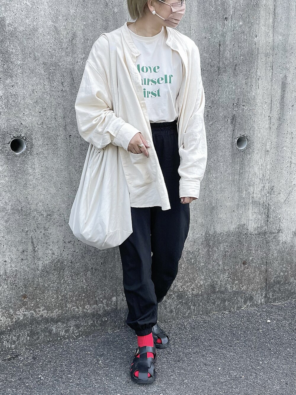ブラック系のその他パンツ、ブラック系のシューズ、ホワイト系のシャツ/ブラウスを着用したレディースの春コーディネートの2枚目の写真